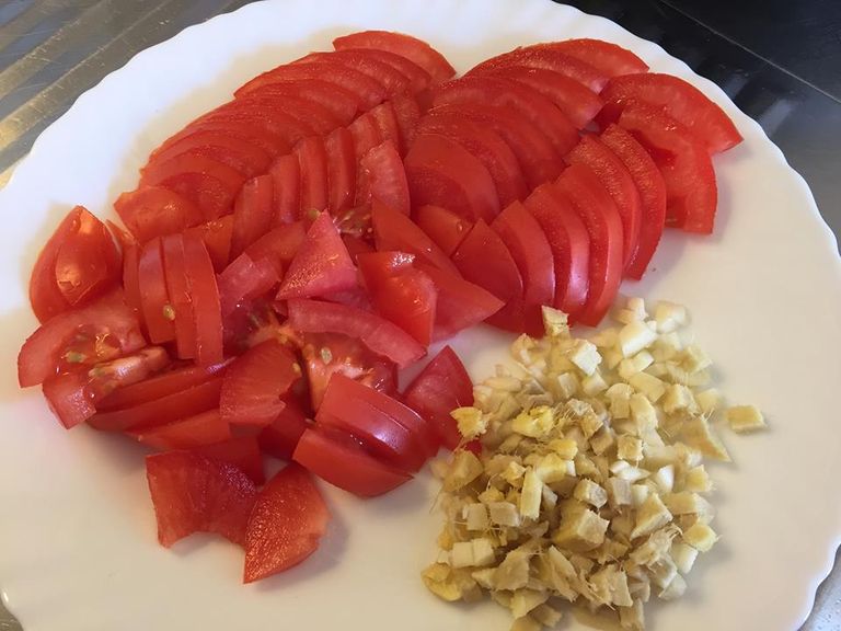 Karri valmistamisel on üks olulisemaid komponente tomat. Kui värskeid pole käepärast, ajab´vad asja ära ka purustatud tomatid. Tõsi, värsketega on tulemus parem!