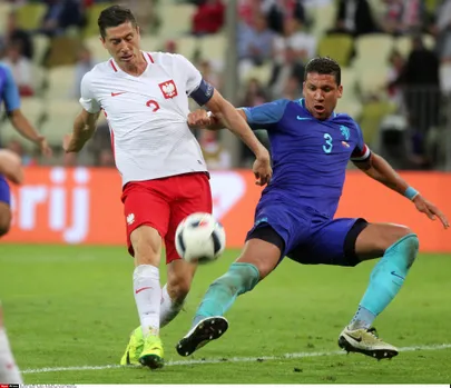 Robert Lewandowski (valges) on kaitsjate õudusunenäoks. Foto: