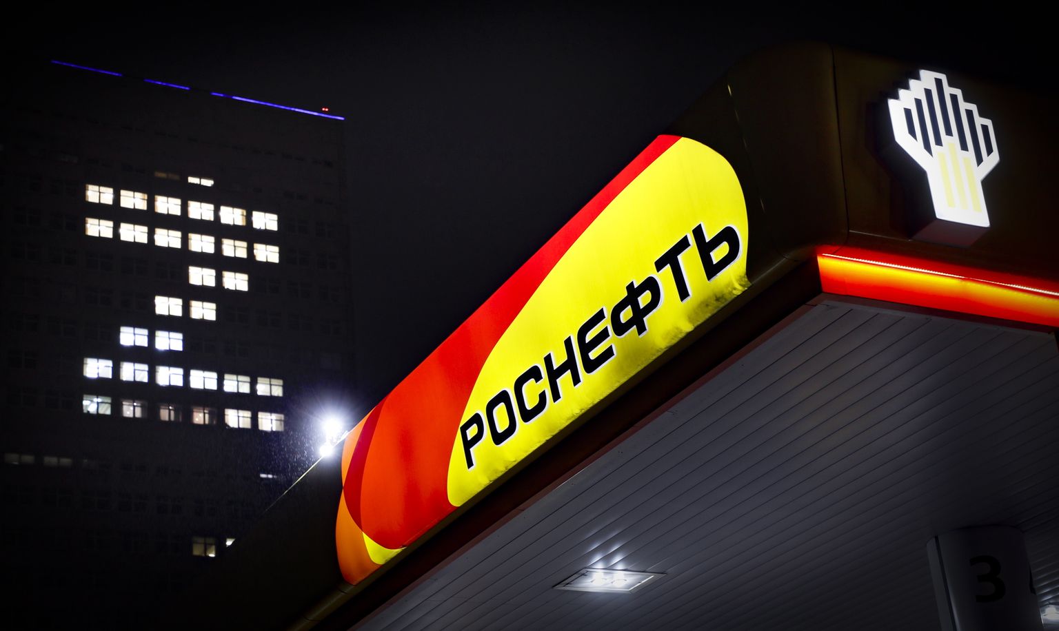 Vaade Vene riikliku naftagigandi Rosnefti tanklale 31. mai õhtupimeduses aastal 2022. Taamal Gazpromi peakorter, kus osades kontorites tuled põlema on jäänud.