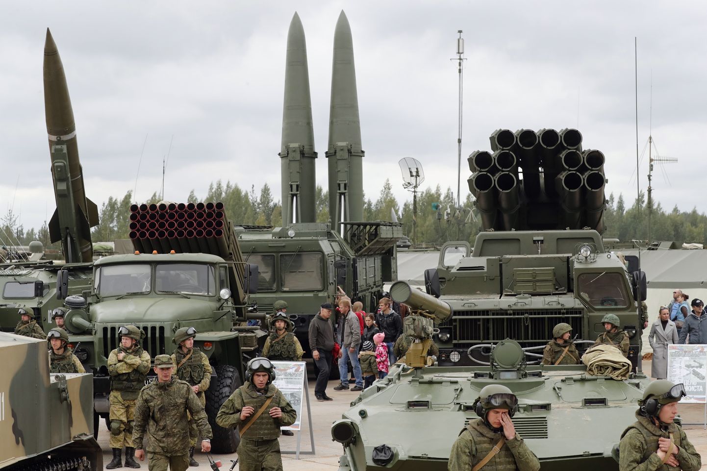 Venelased väisamas näitusele üles pandud Vene sõjaäe ballistilisi rakette.