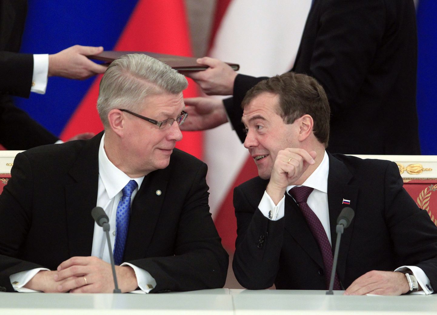 Venemaa president Dmitri Medvedev (paremal) ja tema tollane Läti kolleeg Valdis Zatlers mullu detsembris Moskvas.