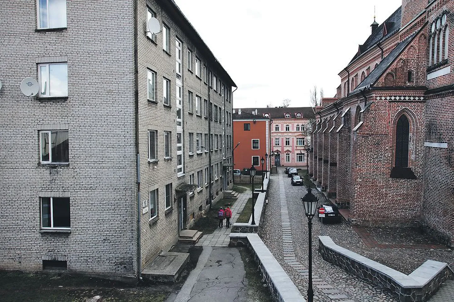 Jaani kiriku kõrval asuv hruštšovka.