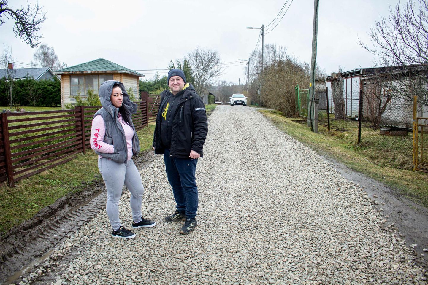 Valga Tambre linnaosa elanikud Jelena Bogdanova ja Kaspar Kull on talvel ja kevadel raskesti läbitava teega hädas olnud. Õnneks viis vallavalitsus äsja nende kodutänavale killustikku. Hiljutist olukorda reedab aga muda, mis veel eilegi tee ääres nähtav oli.