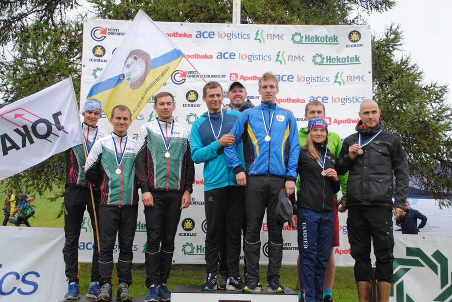 Fotol Eesti MV teatejooksus mehed 35-40 poodium: hõbe JOKA võistkond Tiit Tähnas, Tiir Poopuu ja Kaarel Kallas