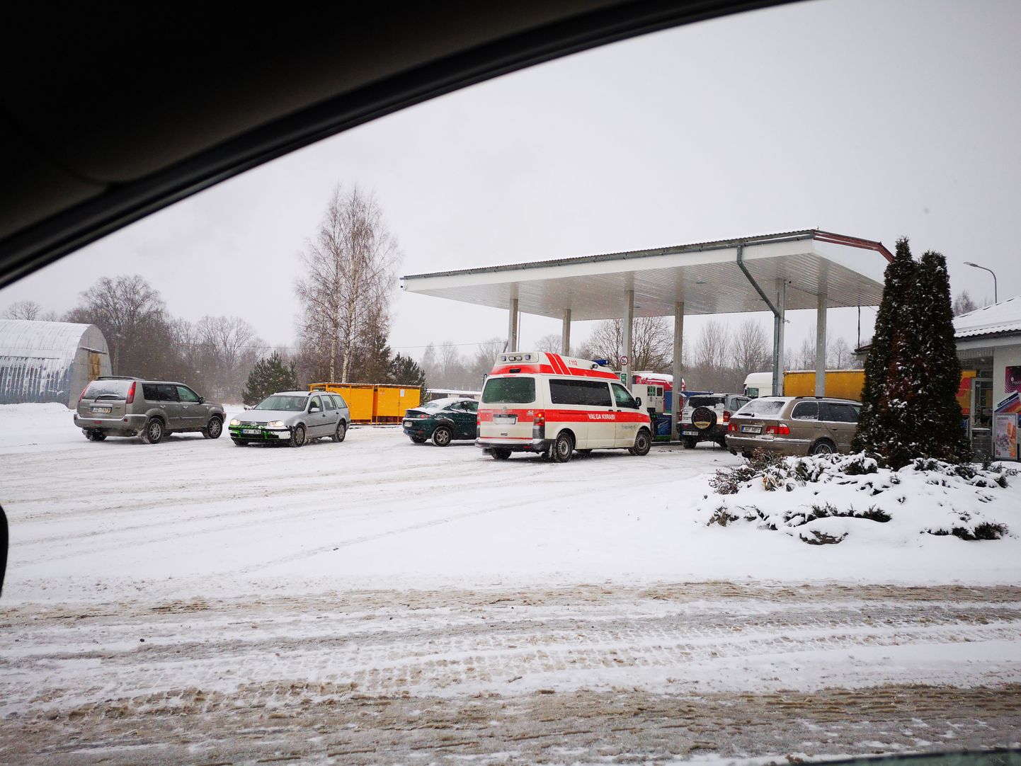 Valga kiirabi Läti tankla ootejärjekorras.