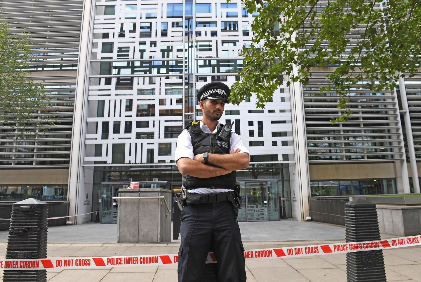 Politseinik Briti siseministeeriumi ees.