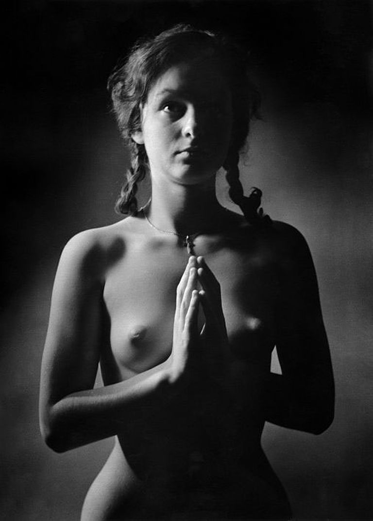 Gunārs Binde. Meitene ar krustiņu. 1963. Arhīva papīrs, inkjet druka. LNMM kolekcija