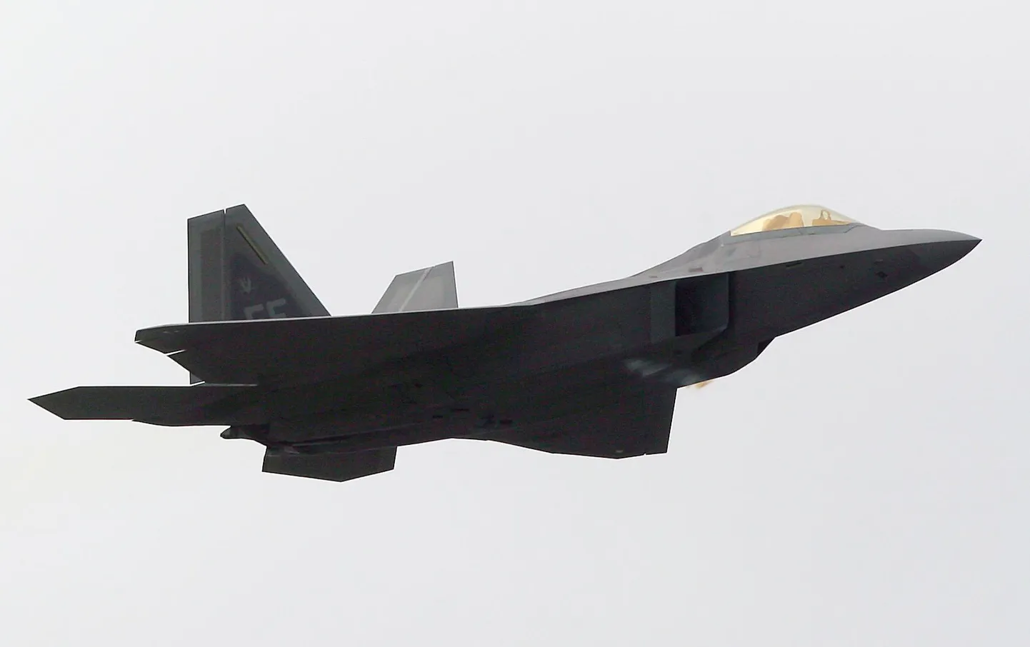 Fotol olev F-22 ei ole õnnetusega seotud.
