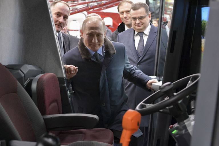 Vladimir Putin Doni äärses Rostovis, kus ta külastas põllumajandusmasinaid tootvat firmat ja istus kombainisimulaatori rooli