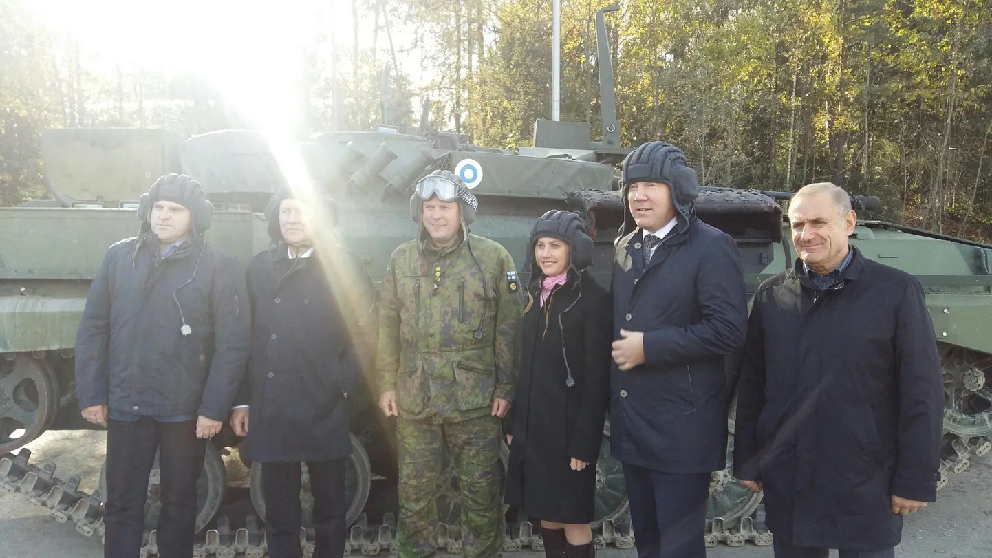 Riigikaitsekomisjoni liikmed tutvusid Soomes soomusbrigaadiga.