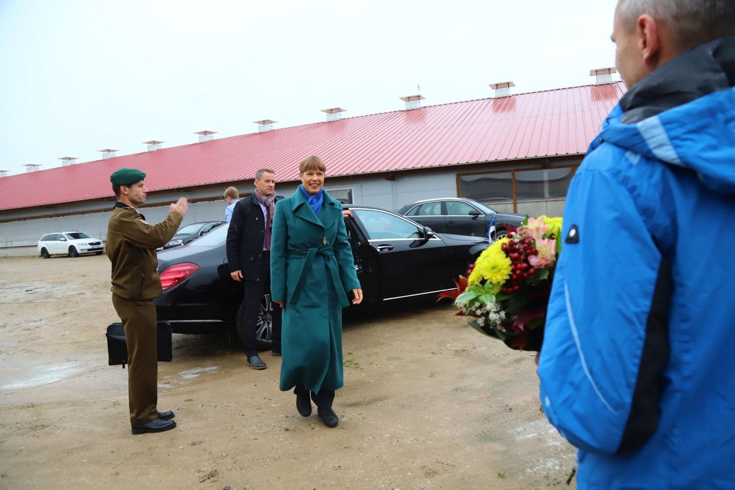 President Kersti Kaljulaid jõudis kell 11 Muraka farmi, kus teda lilledega tervitati.