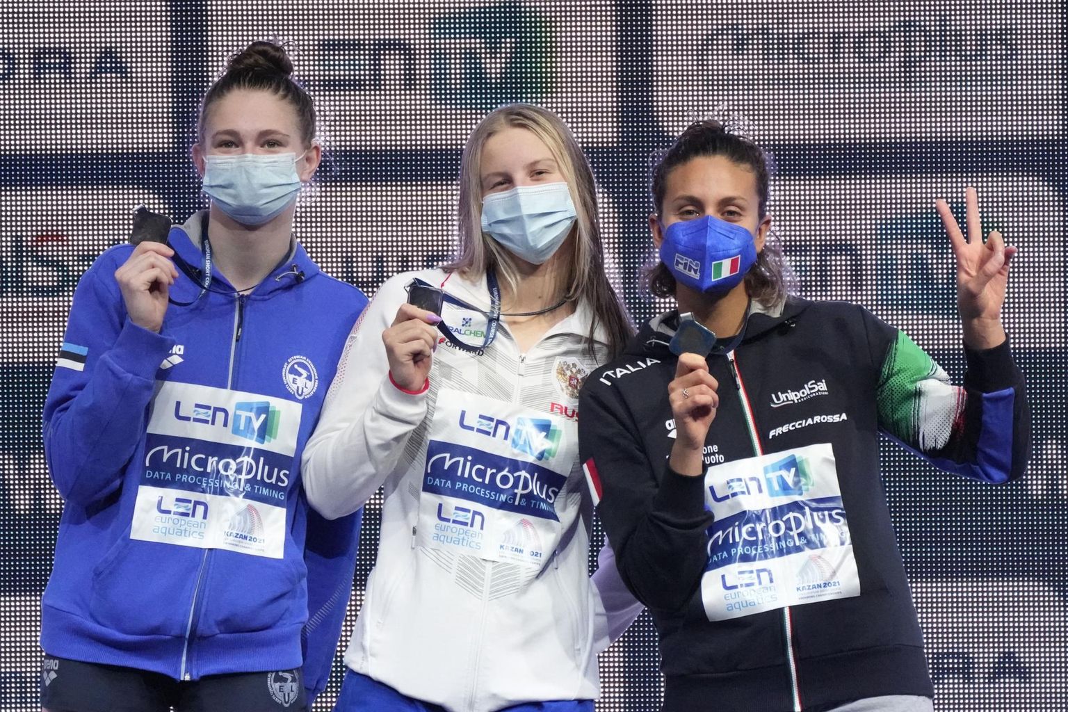 100 meetri rinnuliujumise medalikolmik: (vasakult) hõbedased Eneli Jefimova ja Jevgenija Tšikunova ning kuldne Martina Carraro.