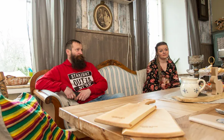 ... ja elutoas. Praegu tegutseb pastoraadi peahoones majutusasutus B&B Rando ja Kärdi Juures. Pererahvas seadis end aga sisse endisesse talli, kus jagab ajutiselt eluaset talledega, kuni villakerad saab ilmade soojenedes õuekuuti ümber kolida.
