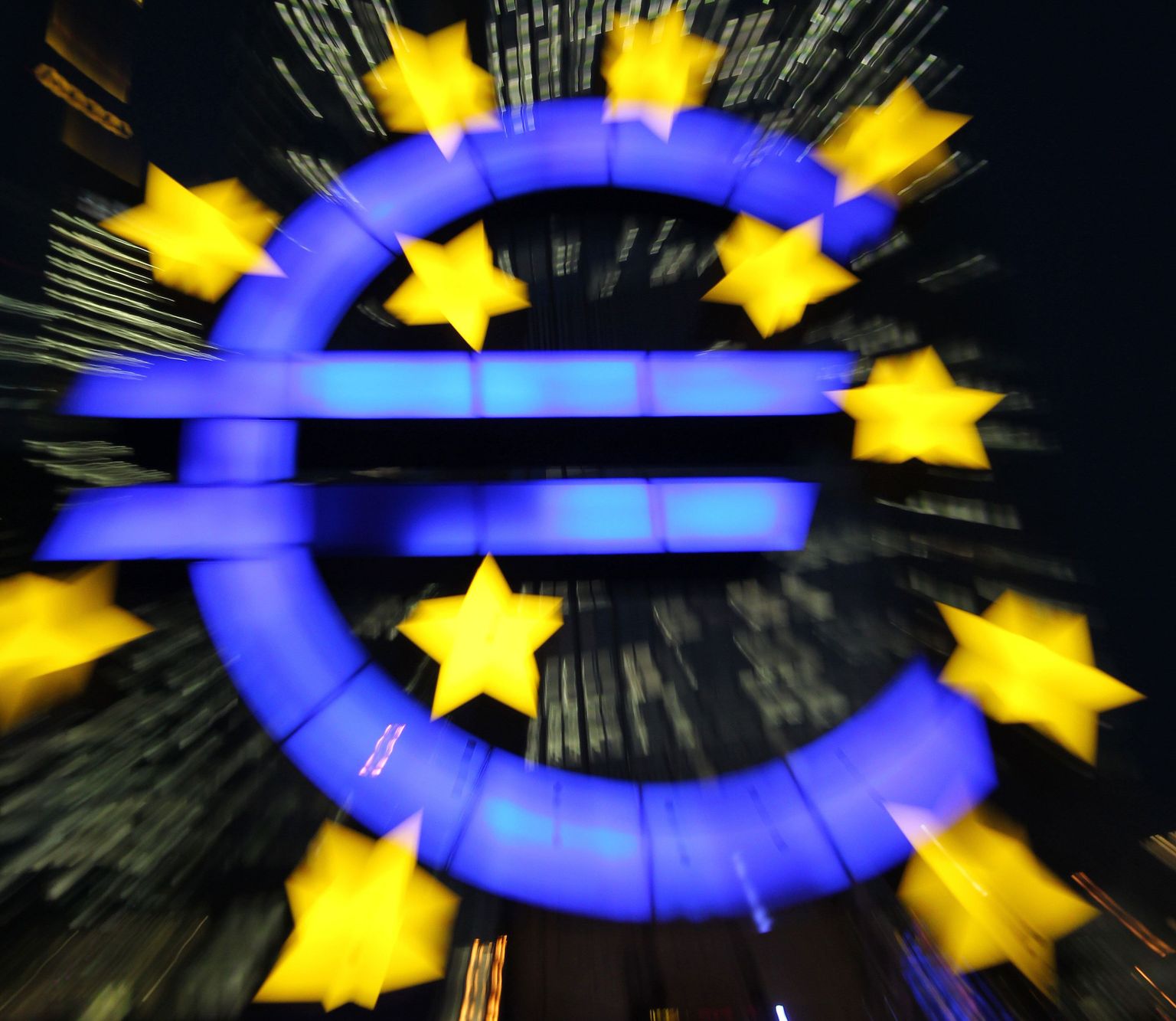 Euro märk Euroopa Keskpanga peahoone ees.