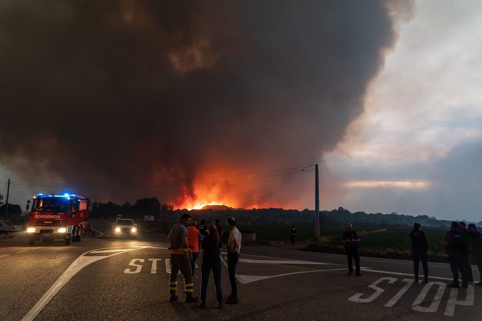 Spānijas ziemeļos plosās vairāki savvaļas ugunsgrēki.