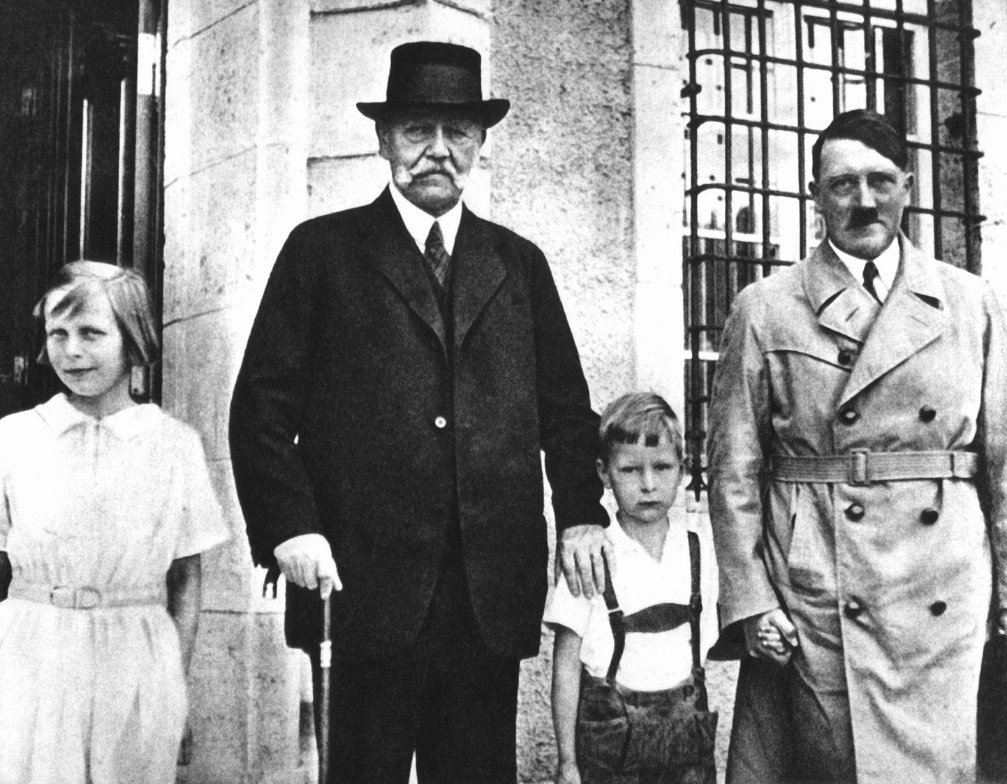 1933 või 1934: Kantsler Adolf Hitler (paremal) külastab Ida-Preisimaal president Paul von Hindenburgi.