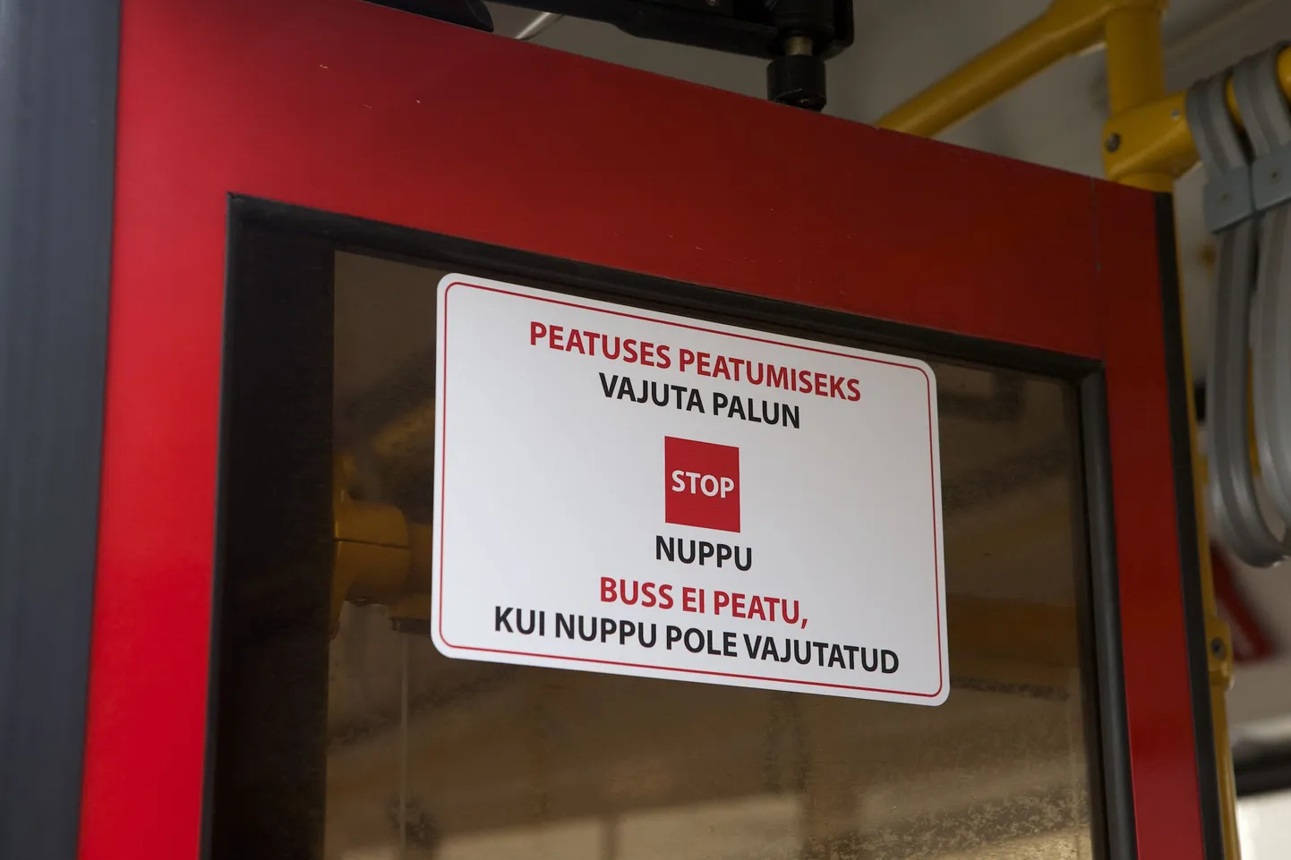 Tartu bussides on üleval sildid, mis paluvad kasutada stopp-nuppu.