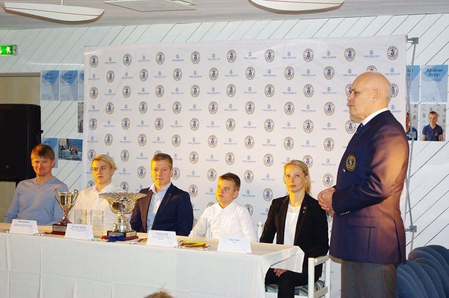 Päevakangelased (vasakult) Mihkel Kosk, Melvin Aasav, Rasmus Maalinn, Andrias Sepp ja Elise Umb ning jahtklubi kommodoor Väino Hallikmägi.