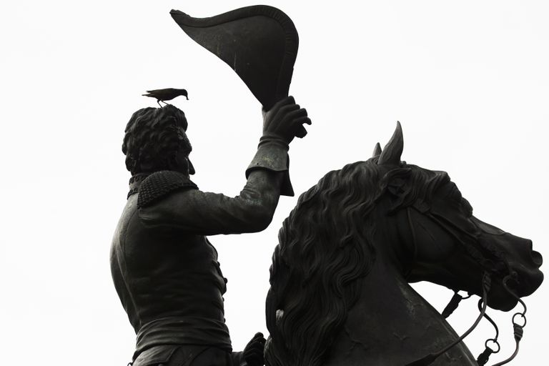 Статуя Эндрю Джексона в Новом Орлеане. Памятник был установлен в 1851 году. В 2016-м полиции пришлось преградить доступ к монументу, так как сотни демонстрантов требовали убрать его с площади.