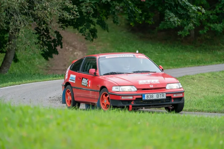 punase Honda CRX-iga Kevin Kärp