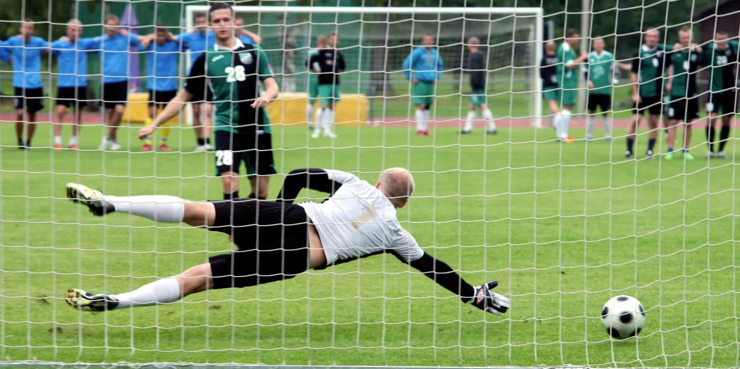 Spordiklubi Kadrina jalgpallurid (rohelises) on hoolimata kõigest hoidnud pikki aastaid Rakvere jalgpalliklubi Tarvas kõrval kodumaakonnas kohaliku amatöörjalgpalli järjepidevust. Kas valitud kurssi õnnestub edasi hoida, näitab aeg.
