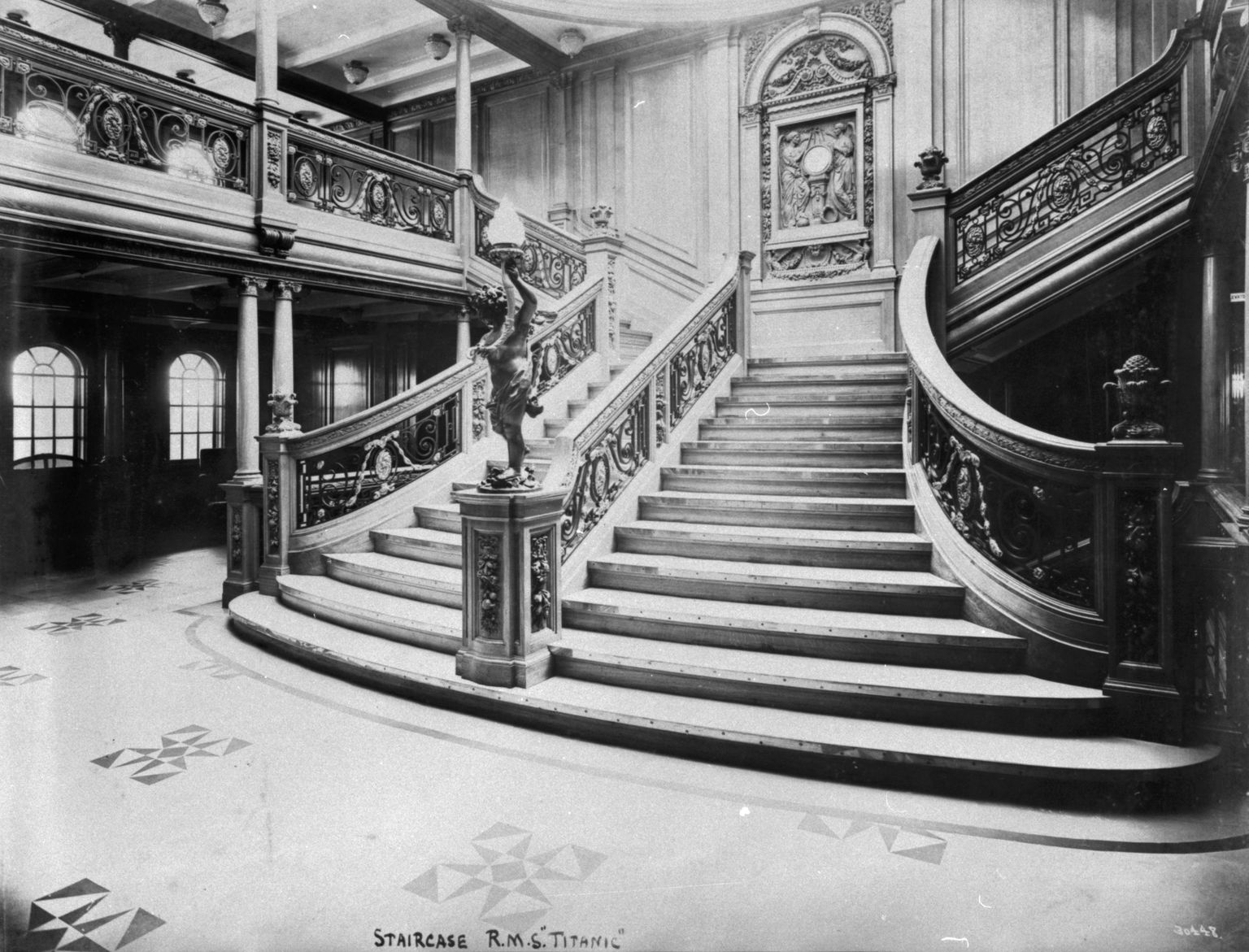 Titanicu esimese klassi trepp 1912. aasta fotol