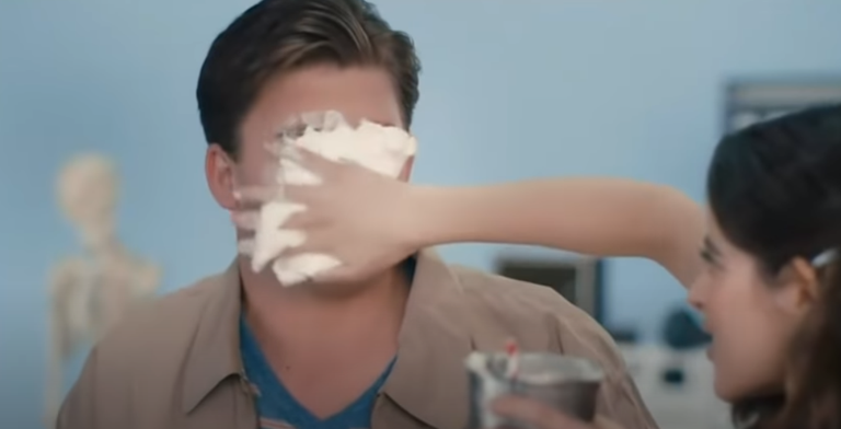Austraalia noortele suunatud seksikampaania videos on, kuidas noor naine noorele mehele piimakokteili näkku viskab