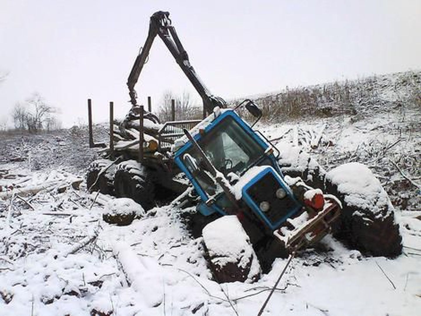 Pehmesse pinnasesse kinni jäänud traktor.