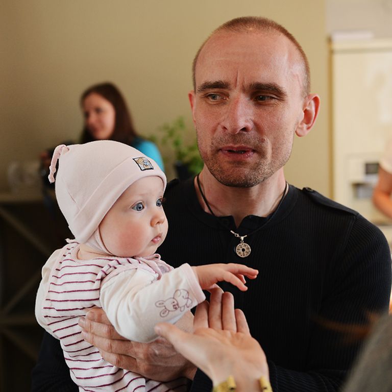 Piecus mēnešus vecā Anna Roze tētim, režisoram Ivaram Zviedrim ir īsts brīnums 