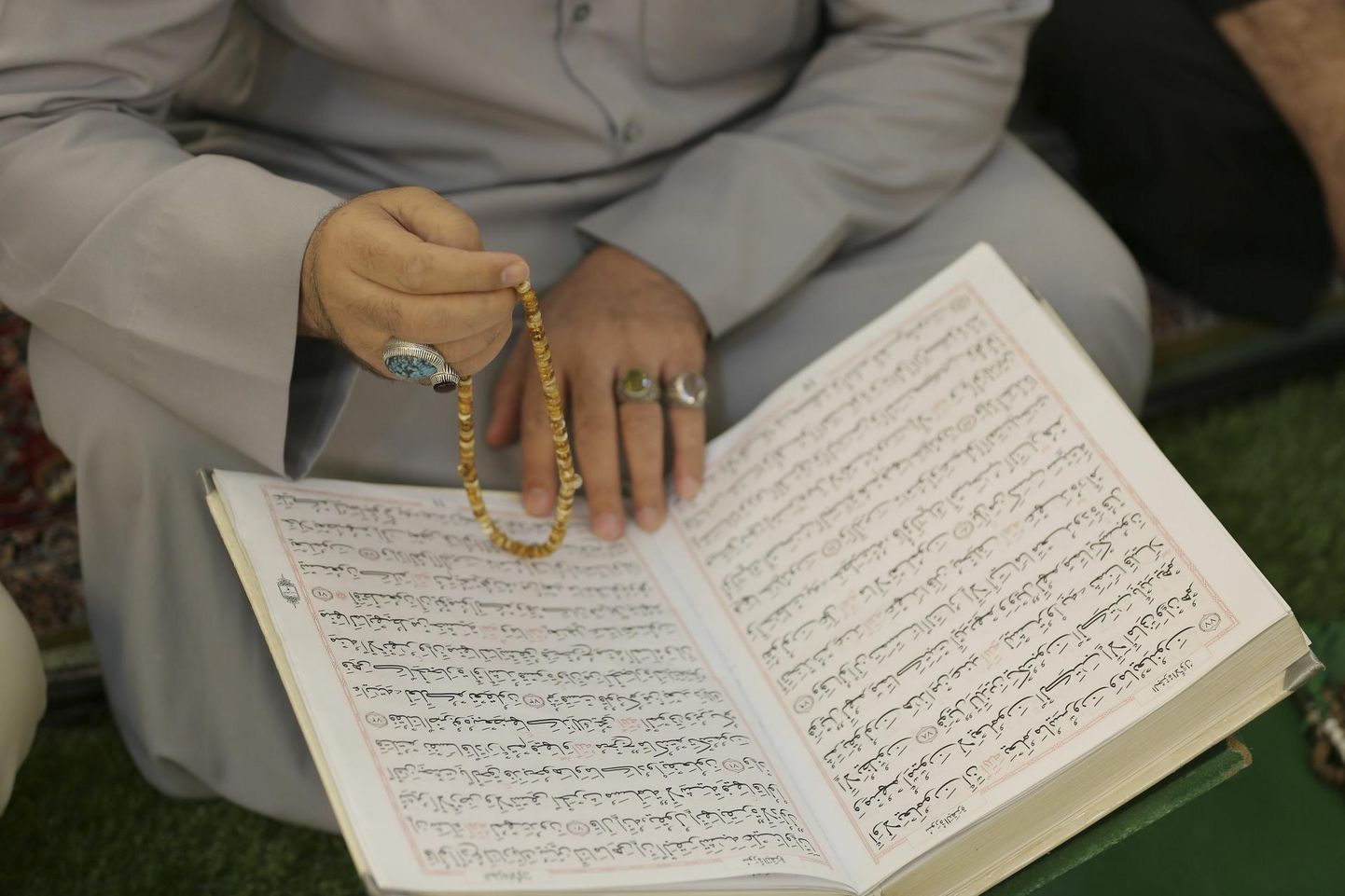 Iraagi šiiit loeb koraani. Teatud šiiitide koolkonnad leiavad, et lühiajaline naudingu eesmärgil sõlmitav abielu on pühakirjaga kooskõlas. 