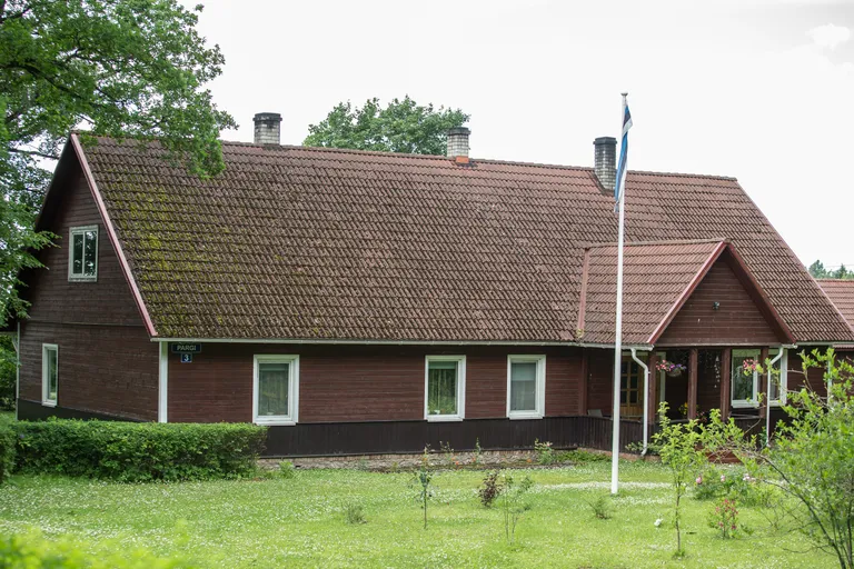 Iisaku mõisa valitsejamaja on küll värskendatud, ent välisilme sel palju muutunud ei ole.