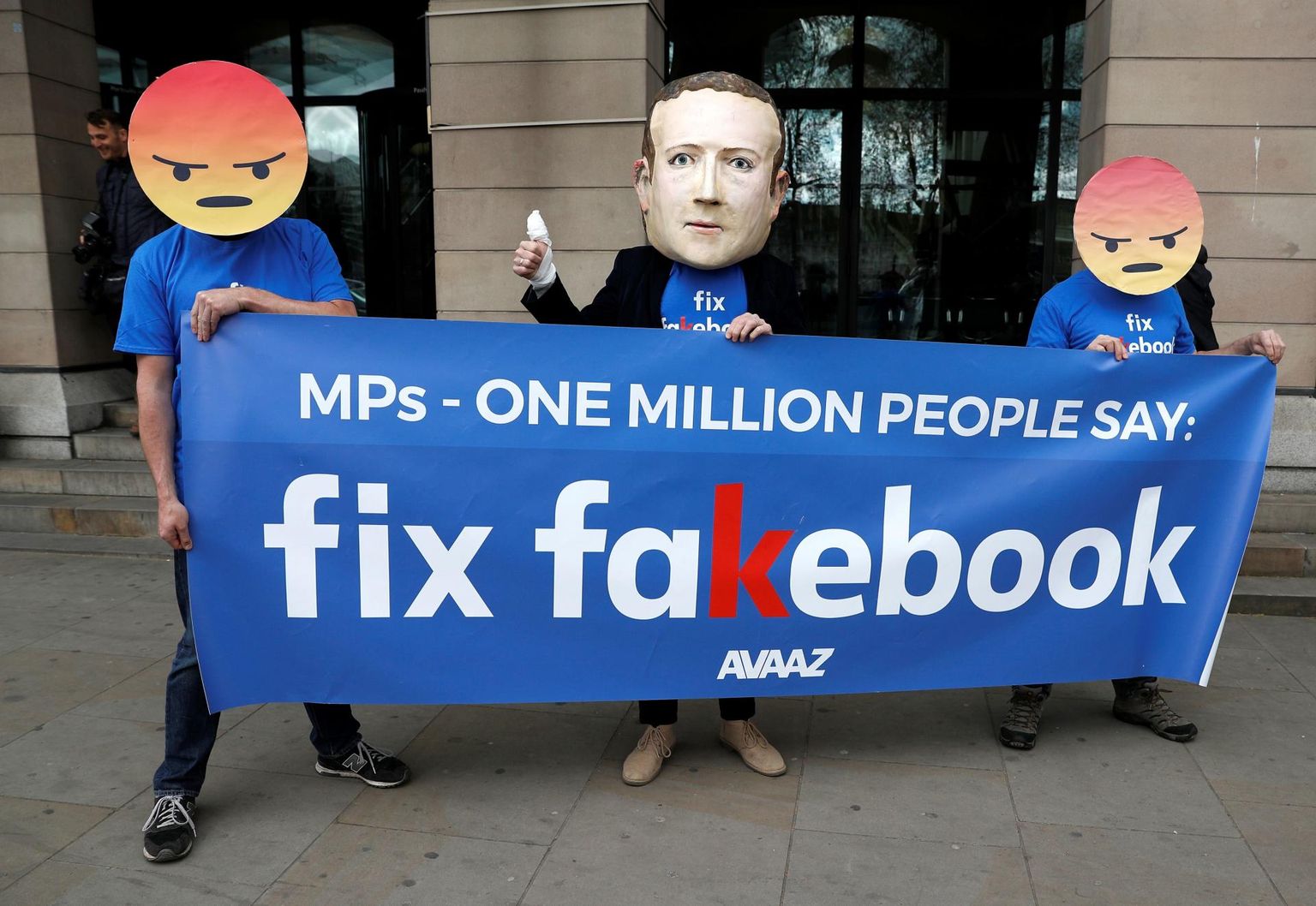 Facebooki-vastased meeleavaldajad vabaühendusest Avaaz.