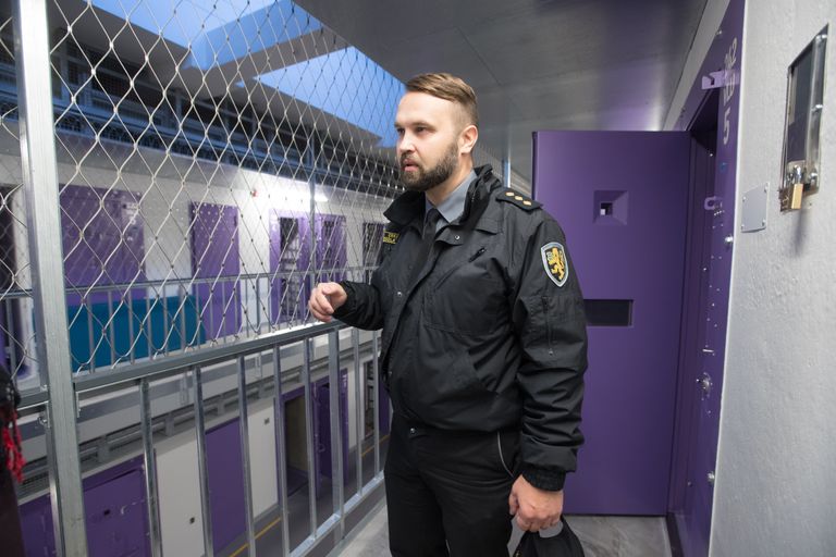 Tallinna vangla direktori asetäitja Erkki Osolaineni sõnul vangi ei jää keegi. "Küsimus on, millisena me tahame, et nad vabaneksid," tõdes ta.