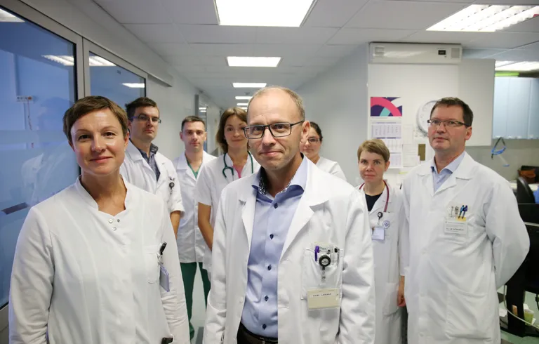 Esiplaanil kopsuarst Marget Savisaar ja kirurg Tanel Laisaar. Taga kõik teised, ilma kelleta kopsusiirdamist Eestis samuti ei oleks.