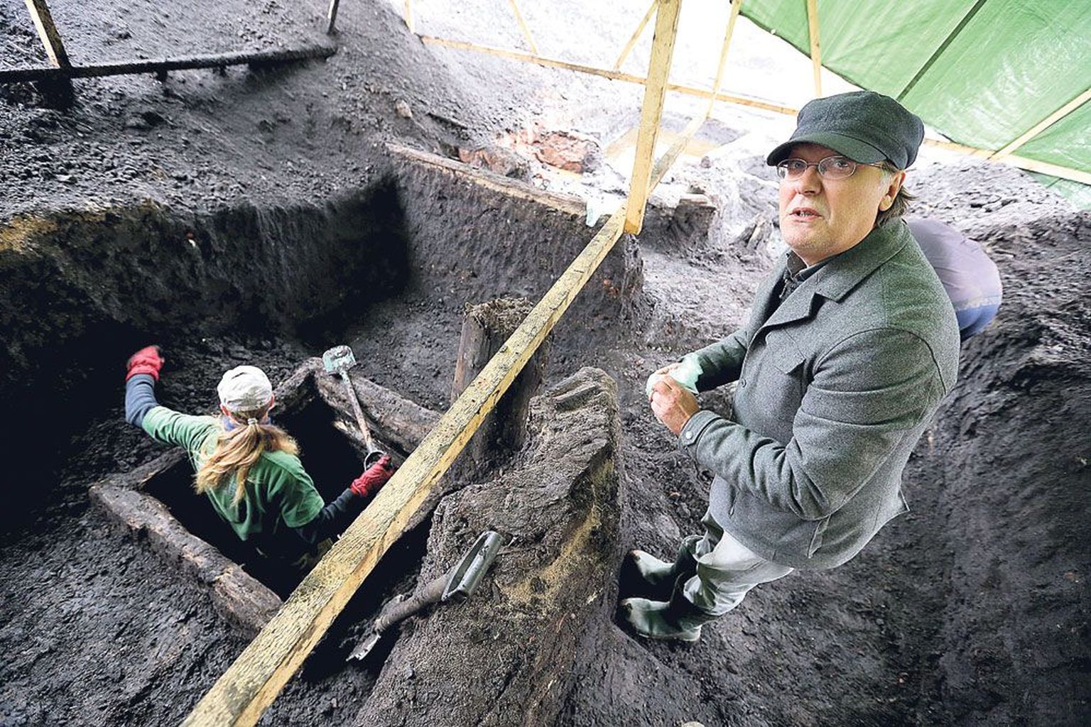 Arheoloog Rünno Vissaku sõnul on krundilt leitud hulgaliselt potikilde, lukke ja võtmeid, kuid need on üsna tavalised leiud. «Praegu on meil küllalt intensiivne kaevamisperiood,» lausus ta. Pildil tühjendab Indrek Ots kaevu, mis on pärit 15. sajandist.
