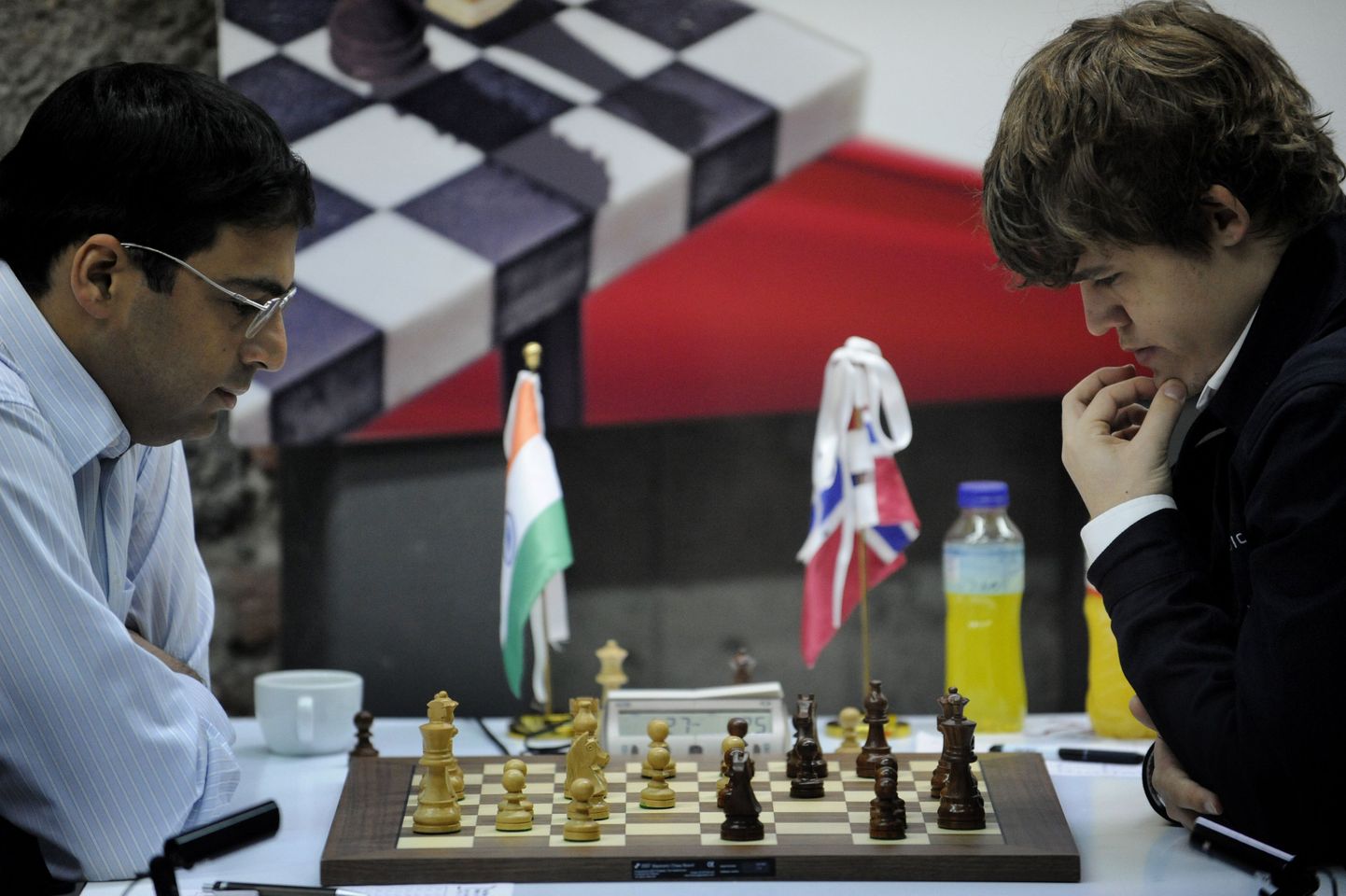 Magnus Carlsen (paremal) ja Viswanathan Anand.