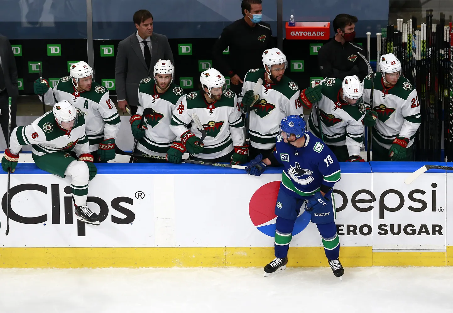 Vancouveri Canucksi hokimees Micheal Ferland (nr 79) ründas vastasmeeskonna vahetusmeeste pingil istujaid.