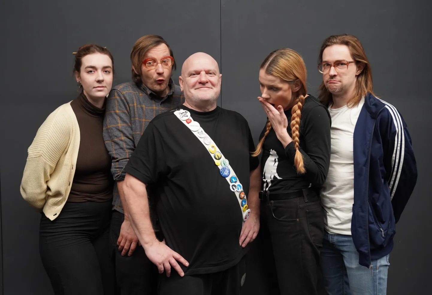 Teatritüki lavastaja Tarmo Tagamets (keskel) ja näitlejad.