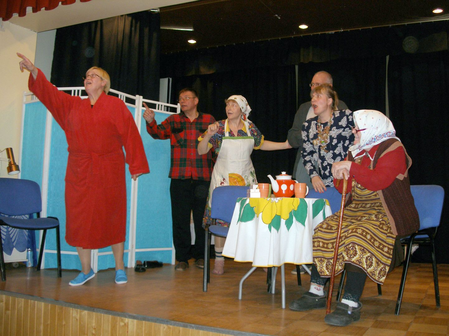Teiste seas astusid lavatükis publiku ette Ene Teiter (vasakult), Kalle Vister, Siiri Lopsik, Mati Oja, Ave Säks ja Eve Valliste.