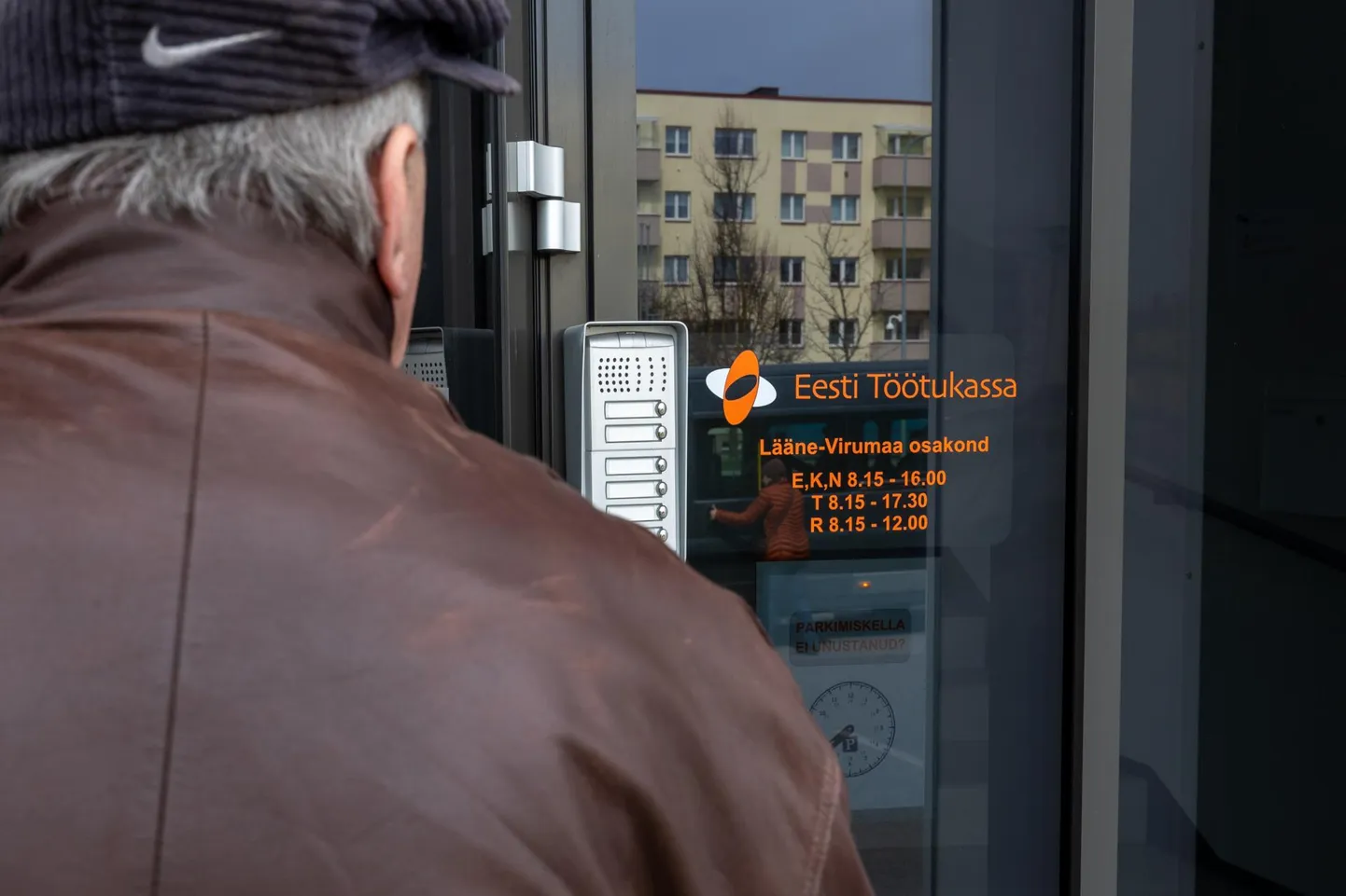 Töötukassa Lääne-Virumaa osakonna uksest sisenevad vaid üksikud Ukraina sõja eest põgenenud mehed.