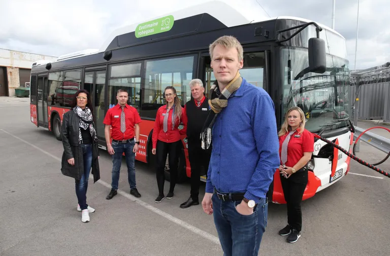 Go Busi Lõuna-Eesti piirkonnajuht Ramses Riive (esiplaanil) jälgib olukorda kütuse ja bussipileti hindadega.