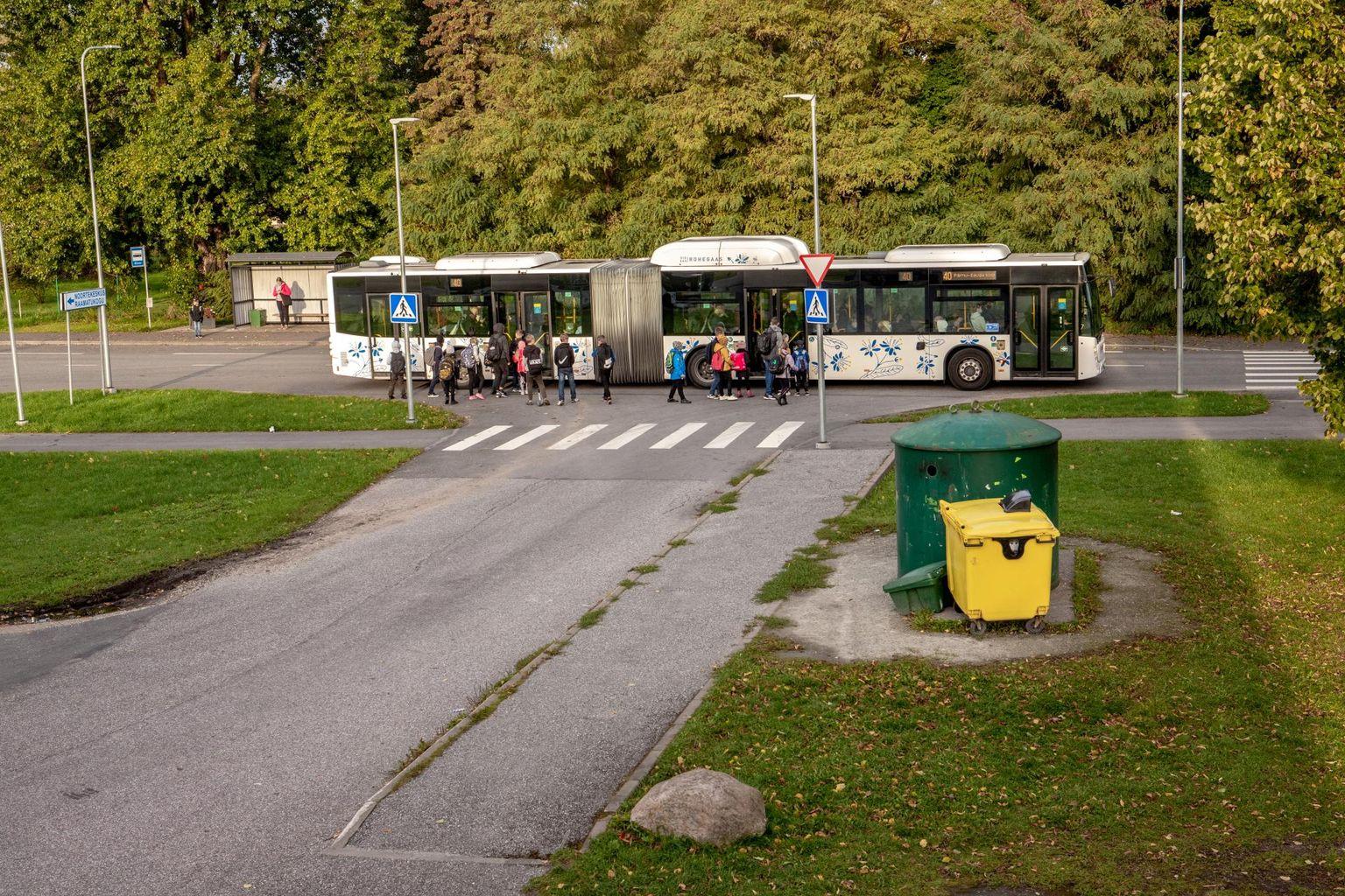 Madise bussipeatusel, mis suundub Sauga kooli poole puudub nii tähistus kui ka ootekoda.