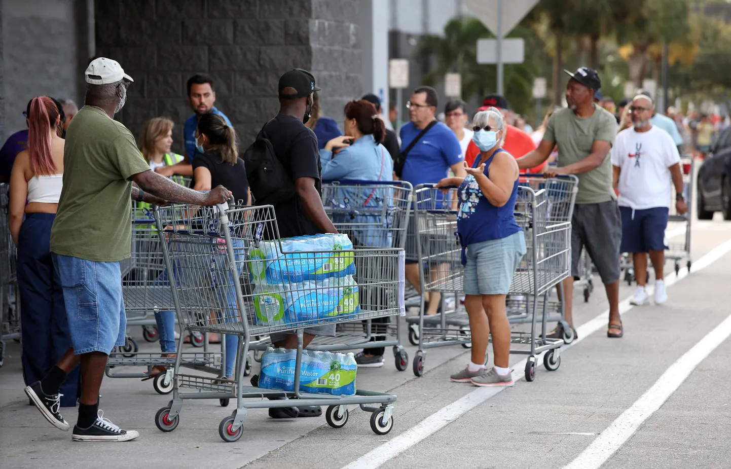 Florida osariigis asuva Tampa elanikud poe juures järjekorras, et täiendada enne orkaani Ian saabumist varusid.