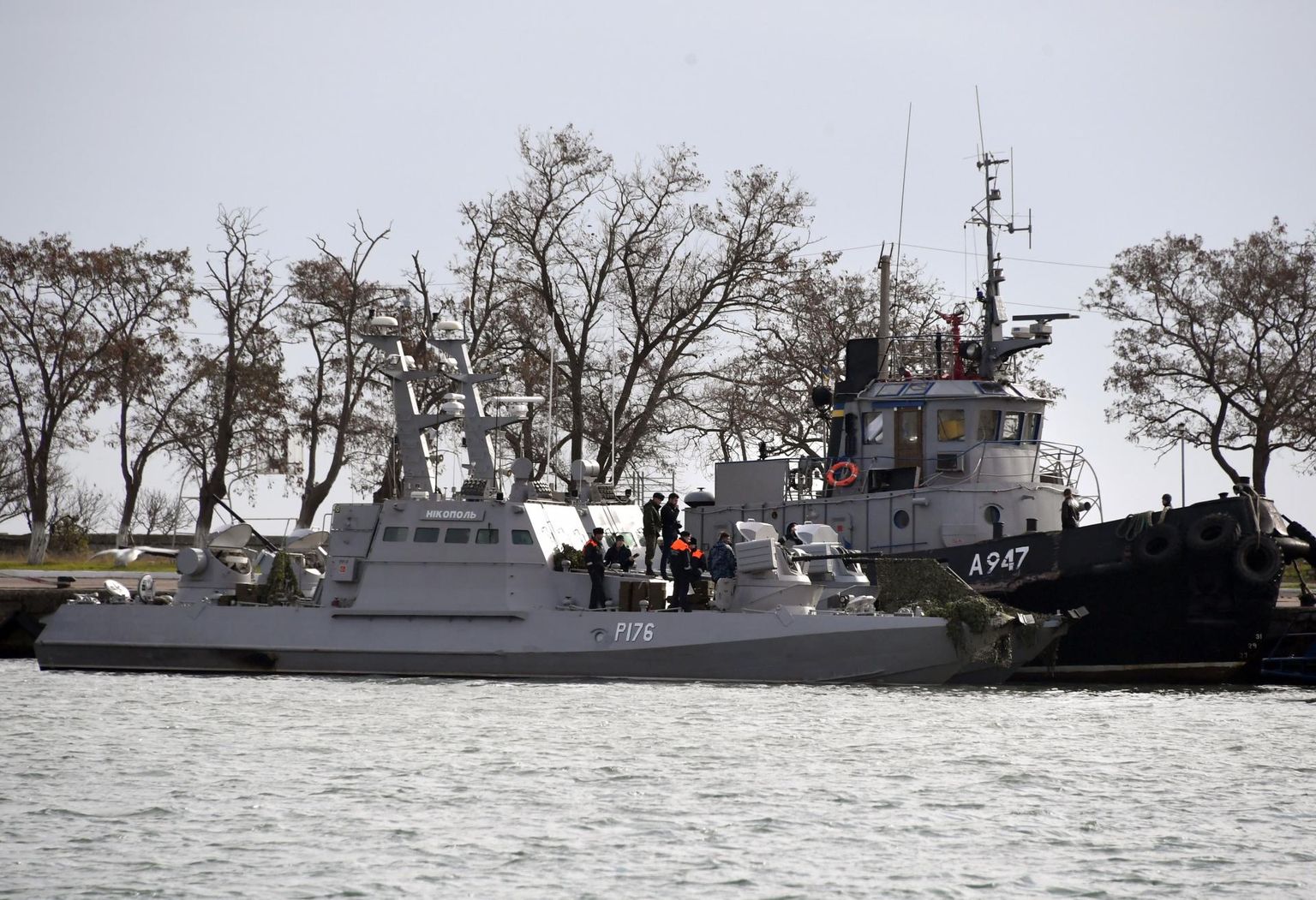 Venemaa hõivatud Ukraina sõjalaev ja puksiir eile Kertši sadamas. Ukraina väitel sai Vene sõjalaevade avatud tules vigastada kuus, Venemaa väitel kolm ukraina meremeest.