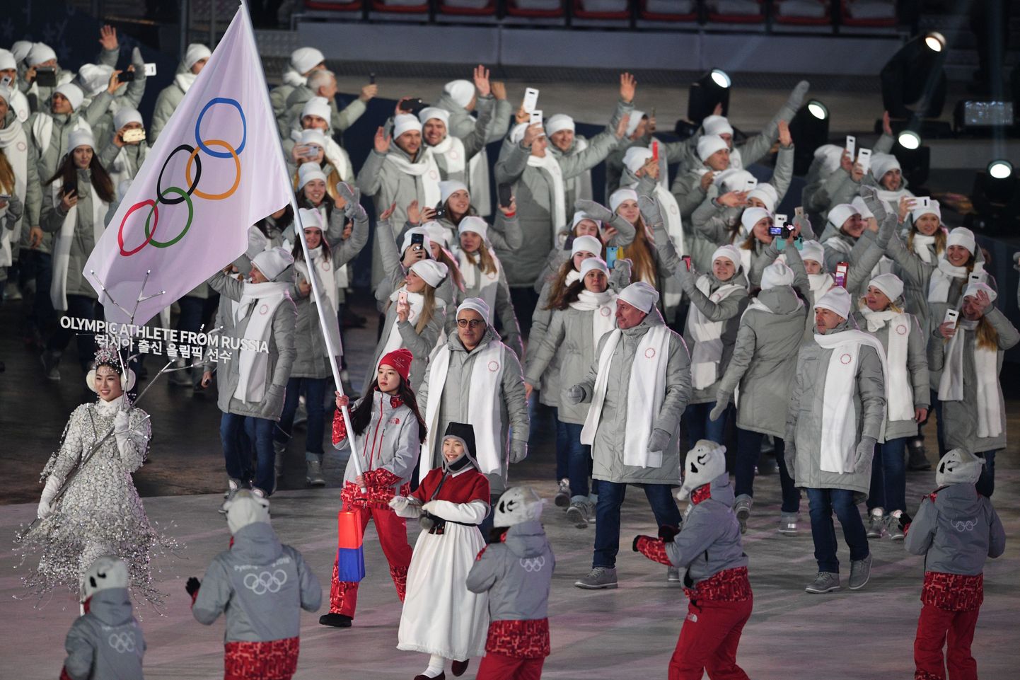 Venemaa sportlaste sissemarss olümpiamängude avamisel. Oma riigi lipuu nad lehvitada ei tohi ja nende puhul on kasutusel olümpialipp.
