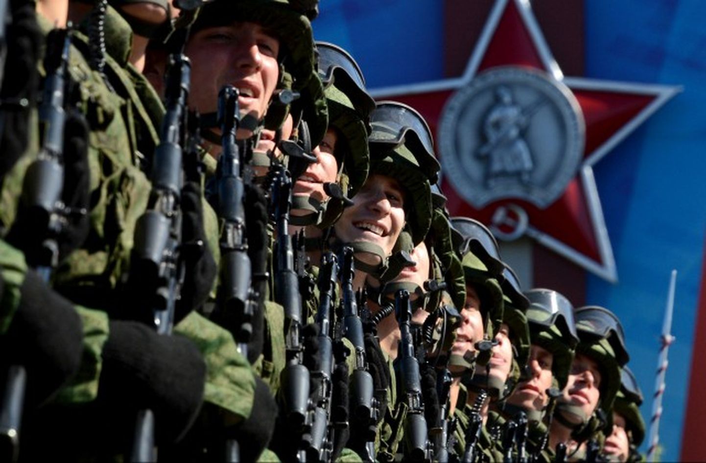 Krievijas karavīri parādē Sarkanajā laukumā 9.maijā.