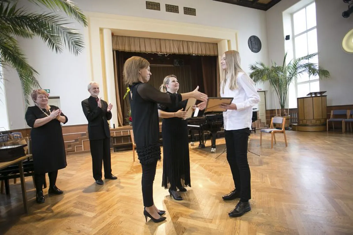 Karl-Markus Gauk Põlva muusikakoolist sai žürii eripreemia kui parim tšellist.