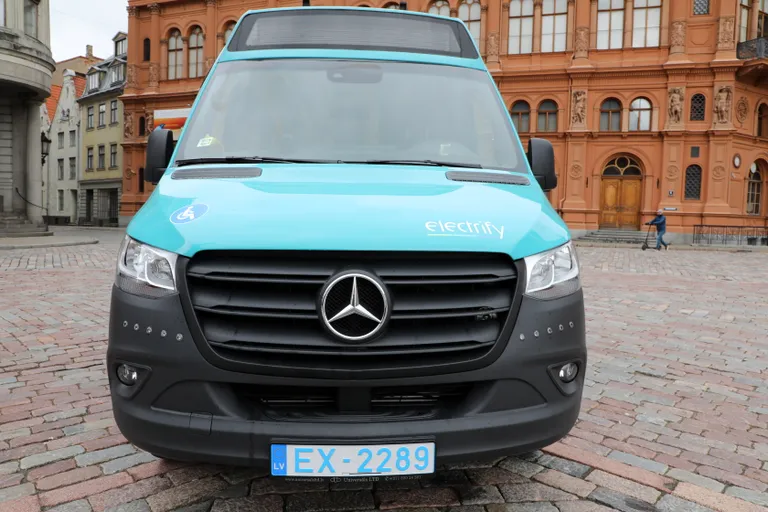 Latvijā uzbūvēti pirmie elektriskie pasažieru mikroautobusi