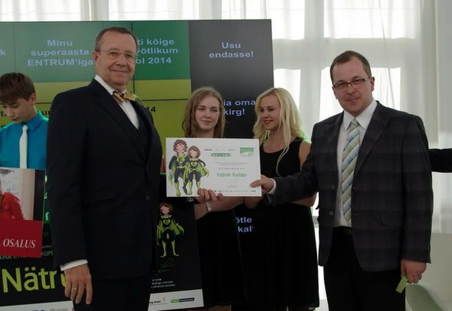 Entrumi auhinnagala 2014, kus Indrek Kelder (paremal) pälvis parima mentori tiitli. Vasakul Vabariigi President Toomas Hendrik Ilves, keskel Nätrumi  liikmed Laura Lepik (vasakul) ja Liisbeth Mets.