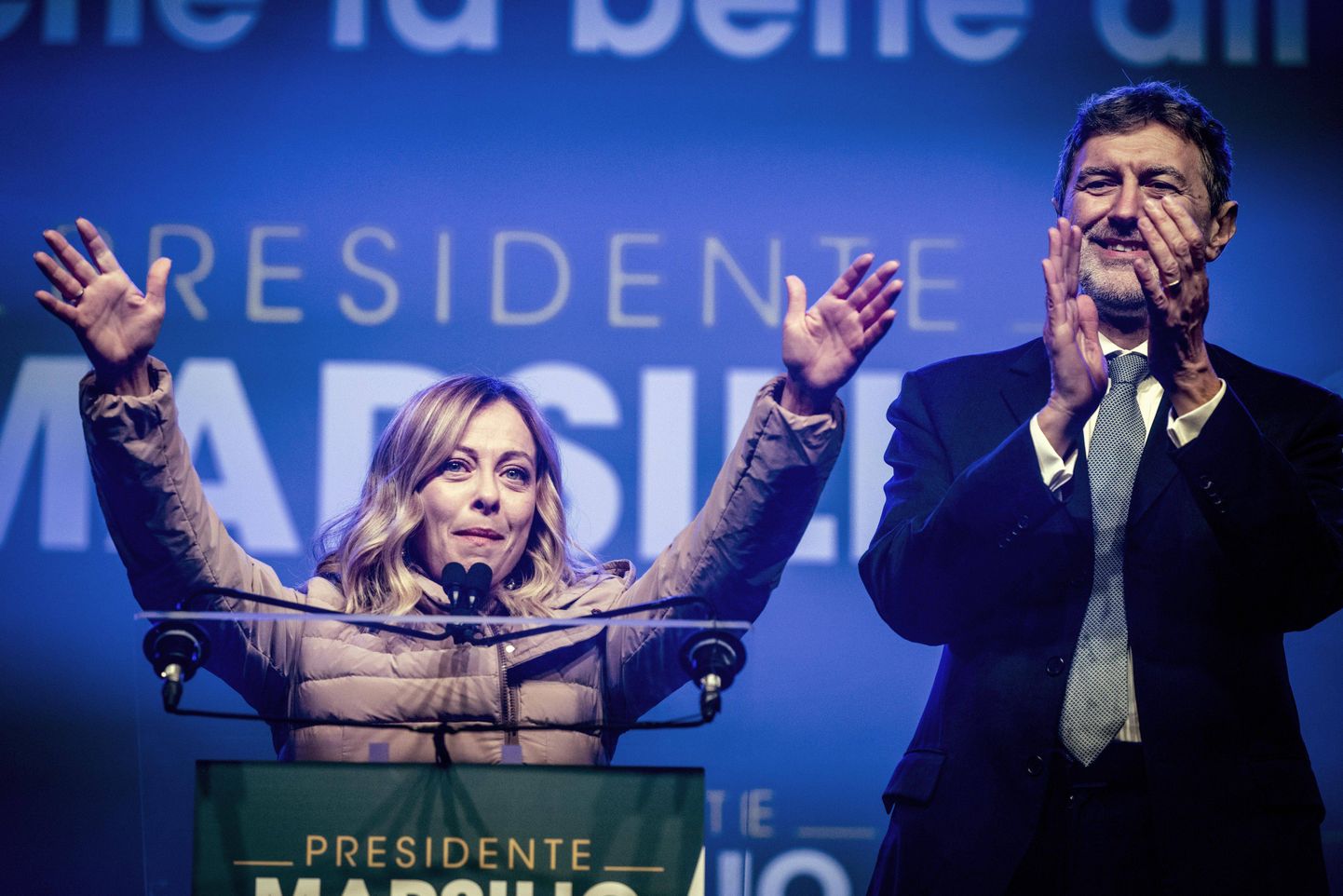 Itaalia peaminister Giorgia Meloni osales valimisüritusel, kus avaldas toetust Abruzzo maakonna regionaalpresidendile Marco Marsiliole (paremal), kes kandideerib tagasi ametisse.